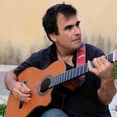 Jesús Parra, con una de sus guitarras.