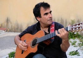 Jesús Parra, con una de sus guitarras.