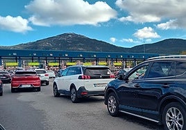 Decenas de coches, en el peaje de la AP-6 a la altura de San Rafael.