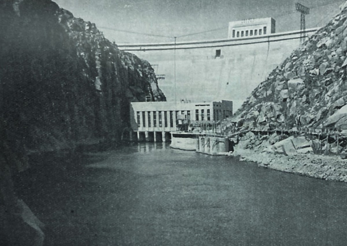 Imagen secundaria 1 - Arriba, labores de auxilio por parte de los soldados y oficiales del regimiento de Infantería del Cuartel Viriato; abajo, vistas de la presa y del embalse en 1934, y obras de construcción de la misma en 1932.