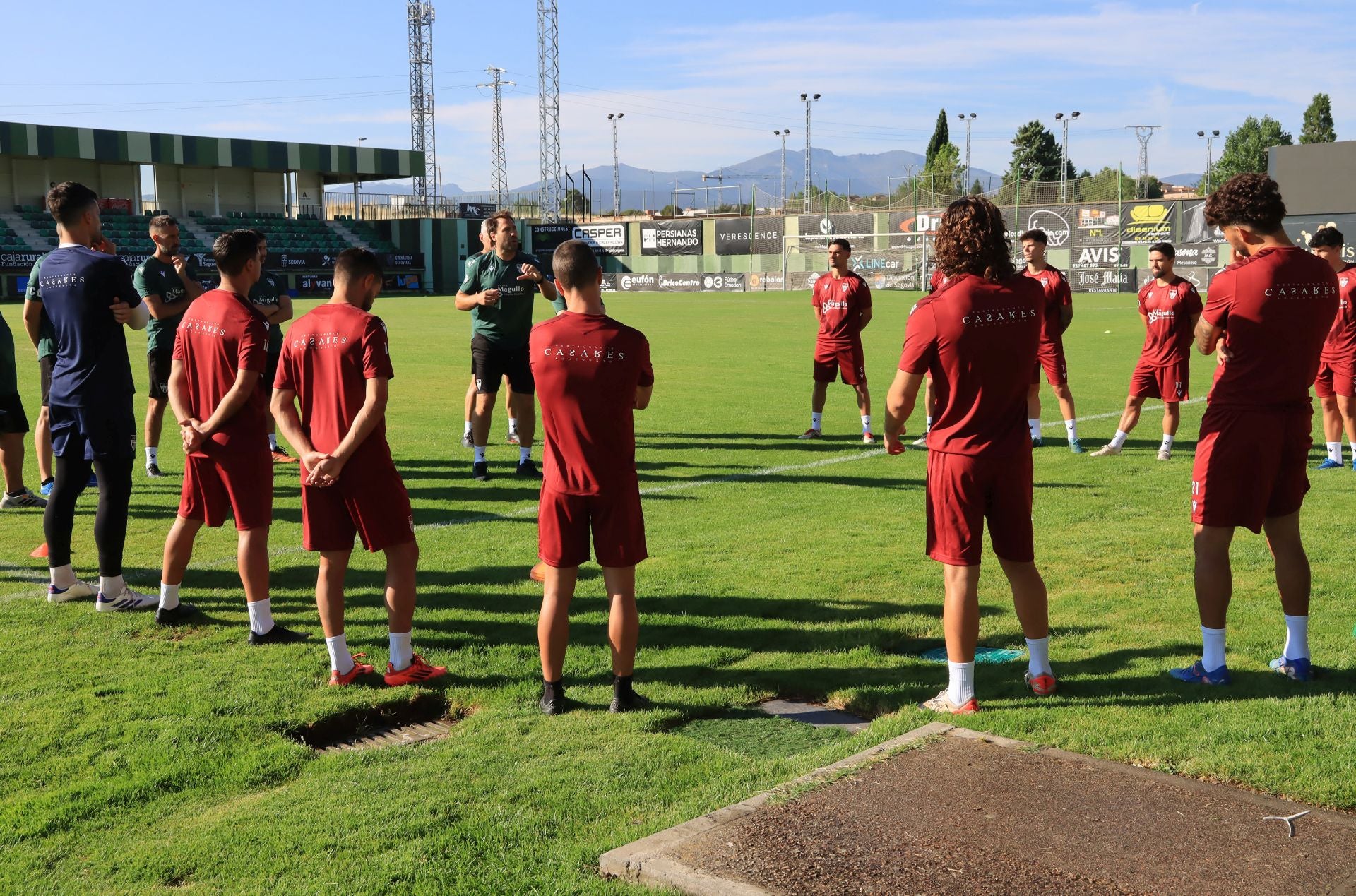 Iñaki Bea da instrucciones a sus jugadores en el primer entrenamiento de la Gimnástica Segoviana.