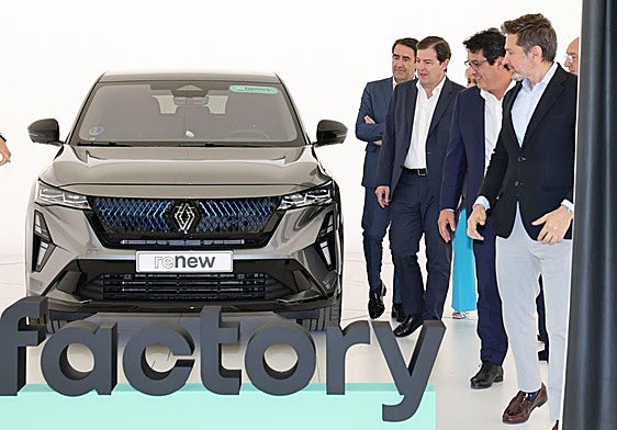 Foto de familia de autoridades, directivos de Renault y trabajadores en la inauguración de Refactory Valladolid.