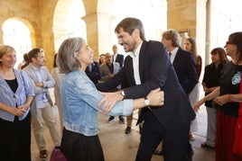Urtasun saluda a Mónica Carabias, directora del Centro Nacional de Fotografía, en Soria.