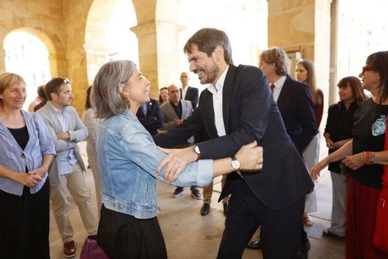 Urtasun saluda a Mónica Carabias, directora del Centro Nacional de Fotografía, en Soria.