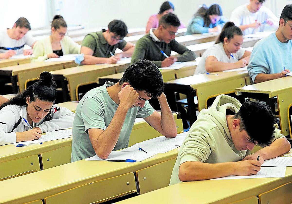 Varios jóvenes, en las pruebas de acceso a la Universidad.