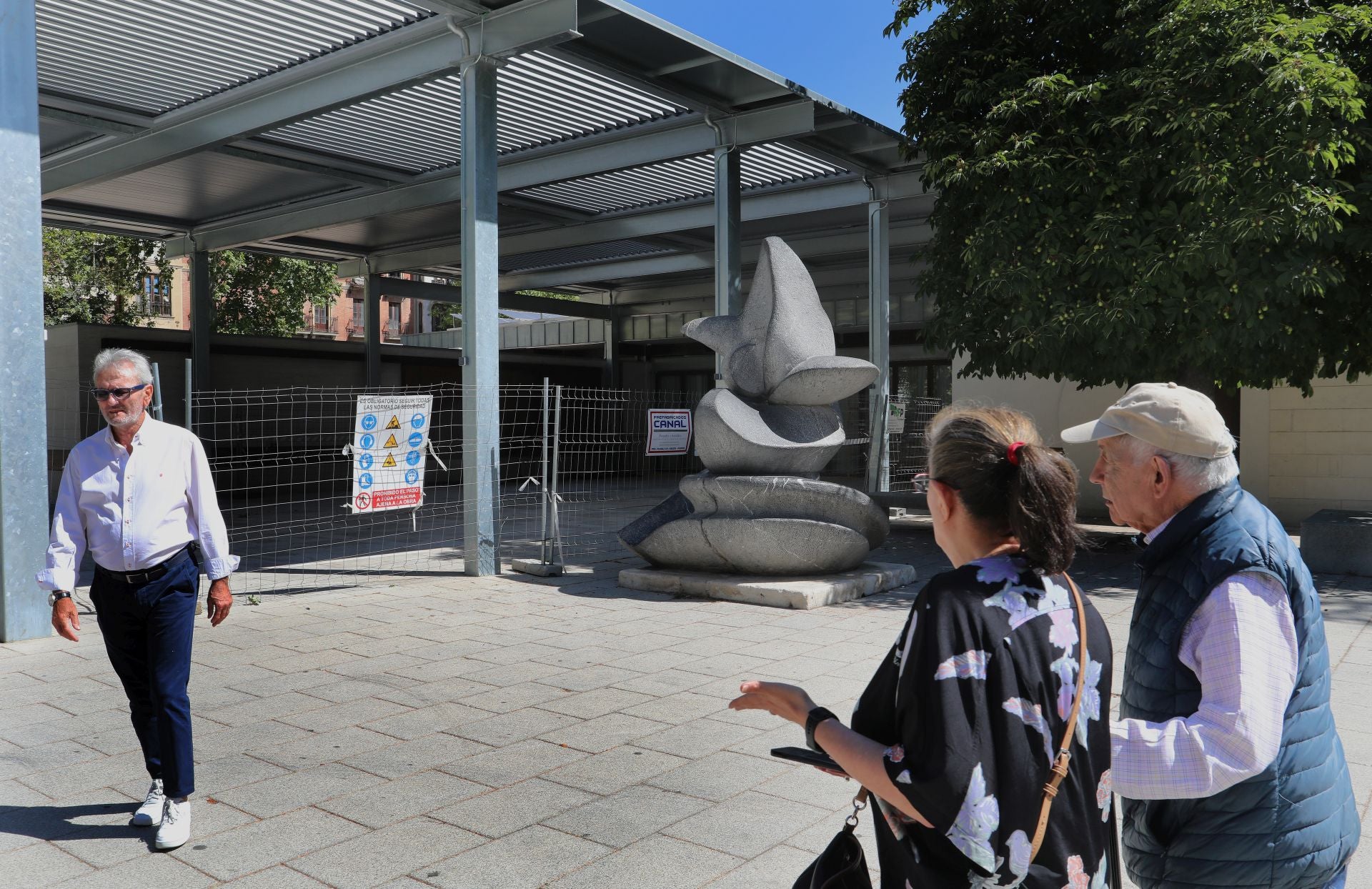 La escultura del Salón, bajo la cubierta de la terraza de la cafetería.
