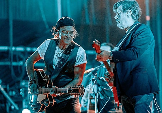 Álvaro Urquijo y Ramón Arroyo, en un reciente concierto.