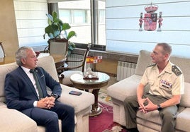 El delegado del Gobierno en Castilla y León, Nicanor Sen (izquierda), este viernes con el nuevo comandante militar de Valladolid y Palencia, Francisco Javier Calero.
