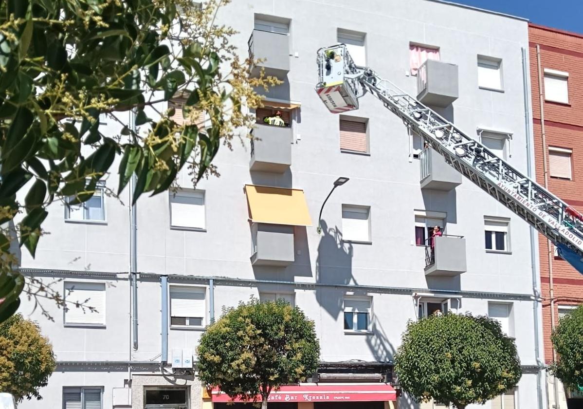 Intervención de los Bomberos este viernes en la calle Embajadores de Valladolid.