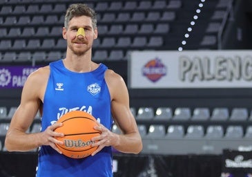 El pívot Chema González renueva contrato y disputará su cuarta temporada en Palencia
