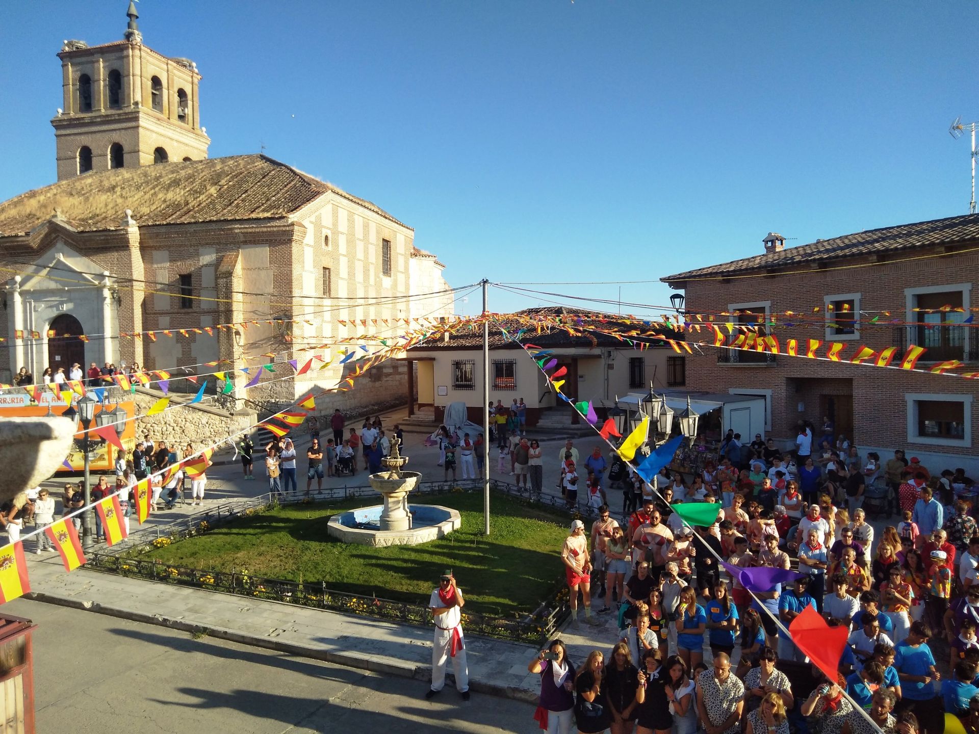 Los vecinos y peñistas de Alcazarén se juntan en la plaza antes del chupinazo.