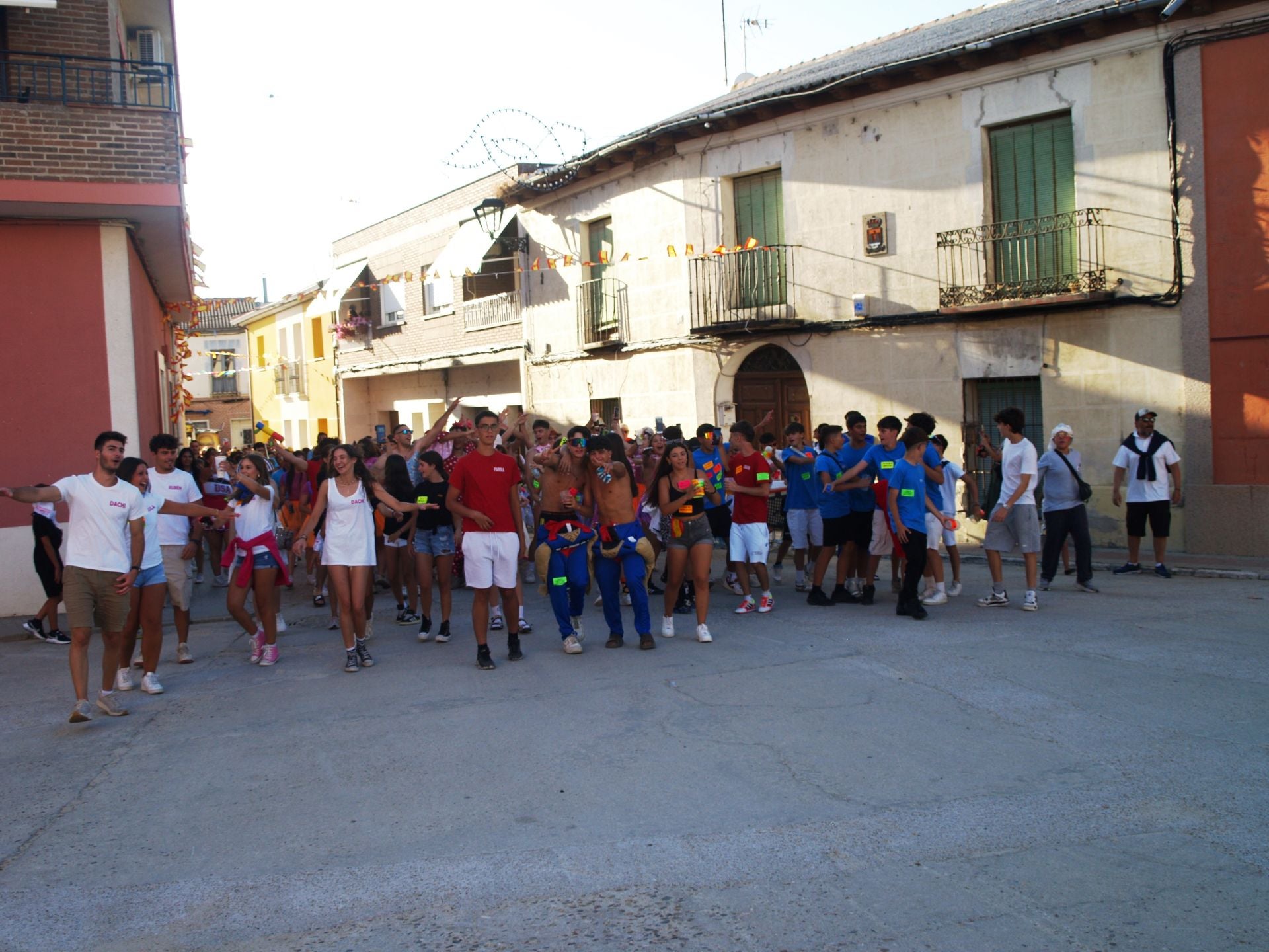 Las peñas festejan el inicio de las fiestas.