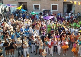 Los vecinos de Alcarzarén en la plaza antes del pregón