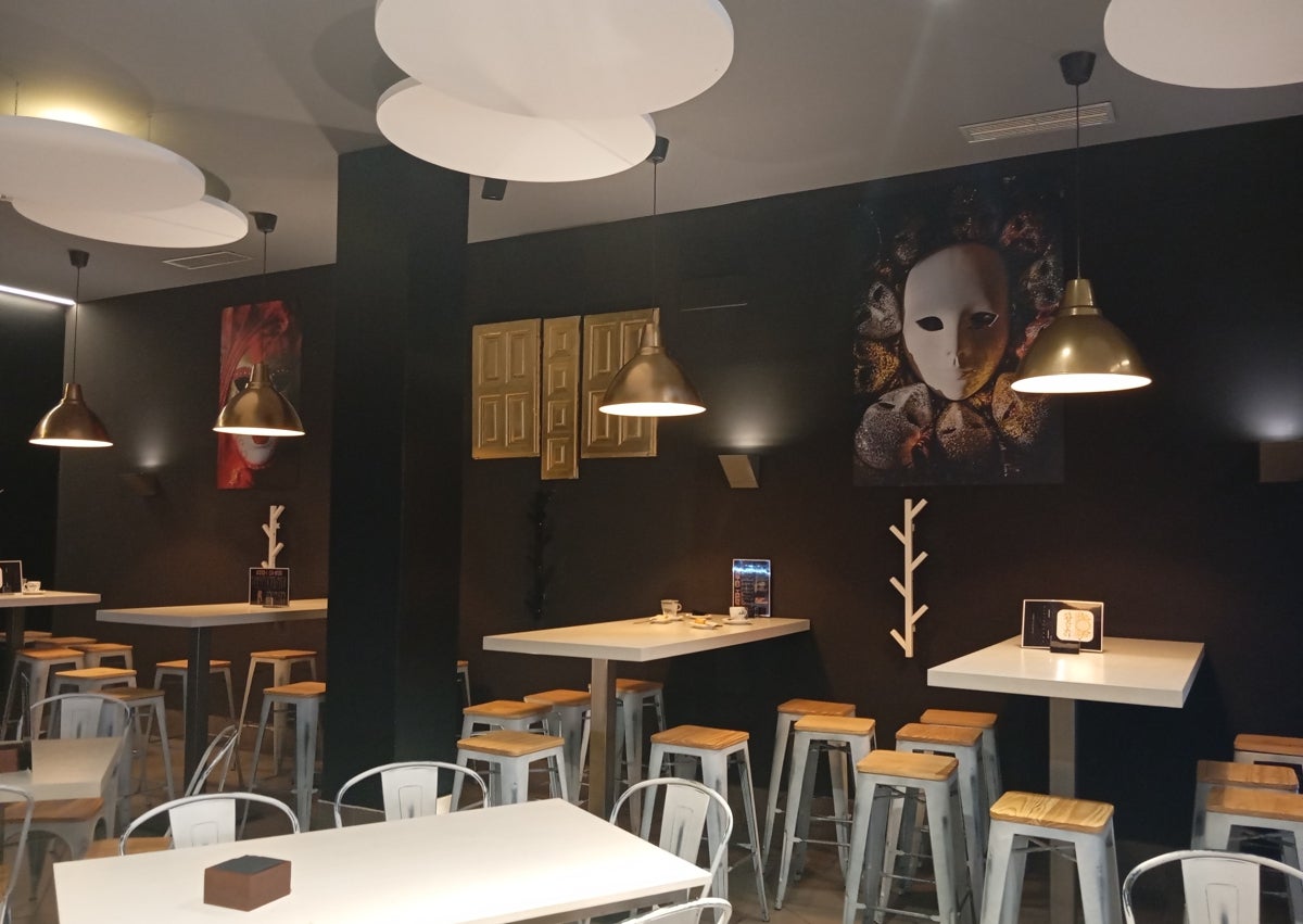 Imagen secundaria 1 - Distintos espacios del restaurante La Floresta, y el gerente y chef Jorge Margarito, en el establecimiento