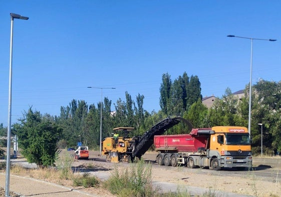 Las máquinas trabajan en el fresado de la calzada de la ronda interior entre la avenida de Zamora y el Río Hortega.