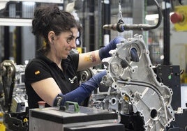 Una trabajadora de Horse ajusta un motor en la factoría de Valladolid.