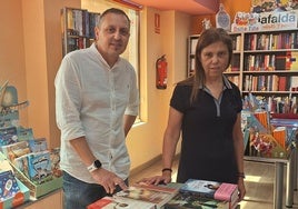 Juan Manuel Cuenca y Pilar Ramos, en el interior de la librería Bécquer..