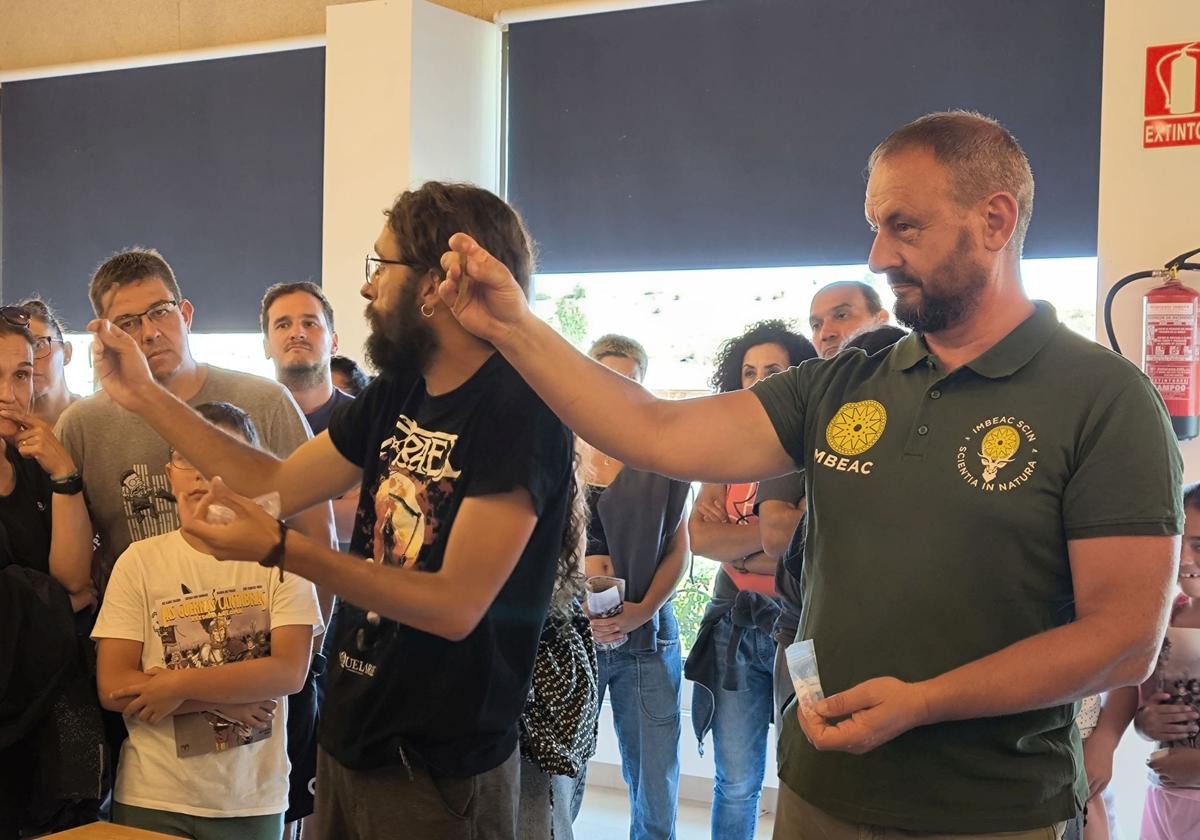 Jesús Francisco Torres Martínez 'Kechu', a la derecha, y Santiago David Domínguez Solera, explican materiales hallados en el castro.