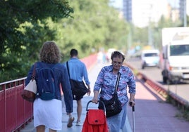 Viandantes en el puente de Adolfo Suárez, que el paseo del Hospital Militar y Huerta del Rey.