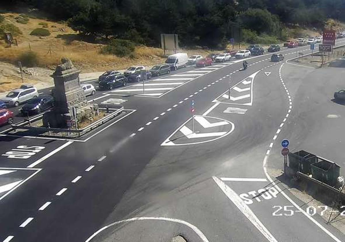 Imagen principal - Imágenes de la DGT de la AP-6 y de la subida por el Alto del León en sentido Segovia.