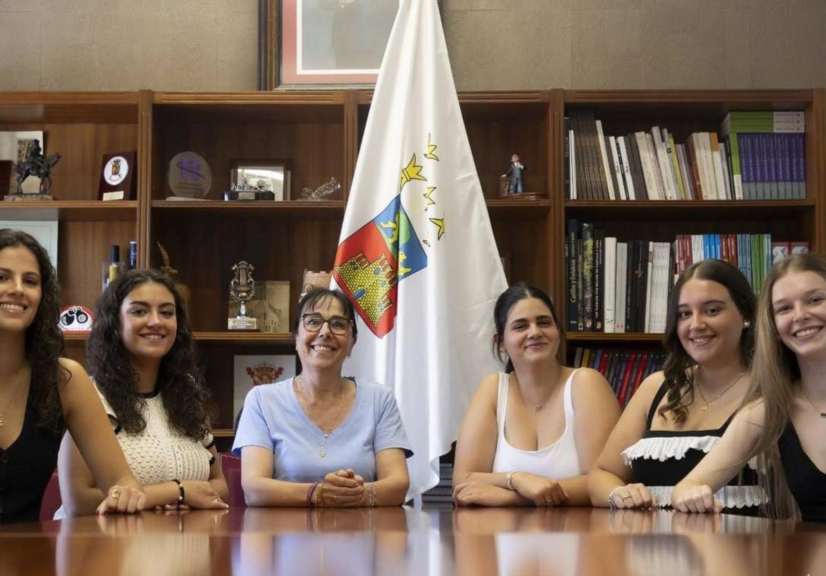 Alba Conde, Paula Molpeceres, Paula Leal, Alicia Izquierdo e Irene Arroyo, reinas de las fiestas San Miguel y San Jerónimo y la Virgen de la Soterraña 2025, con la alcaldesa, Myriam Martín.