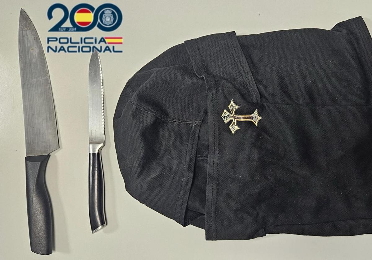 Armas blancas y pasamontañas intervenidos por la Policía Nacional tras la reyerta.