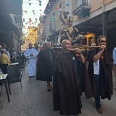 La procesión con el apóstol Santiago pasó por la calle Mayor