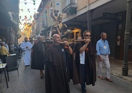 La procesión con el apóstol Santiago pasó por la calle Mayor
