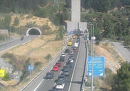 Atasco para acceder al túnel de Guadarrama en sentido Segovia desde la Comunidad de Madrid.