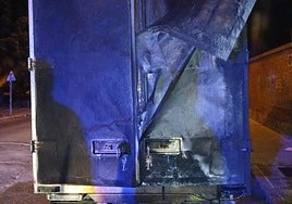 Camión que fue afectado por las llamas del incendio provocado en un contenedor.