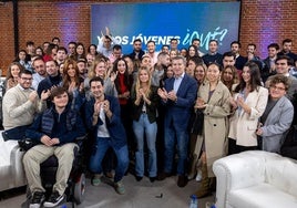 Alberto Núñez Feijóo, junto a los miembros de Nuevas Generaciones en una imagen reciente.