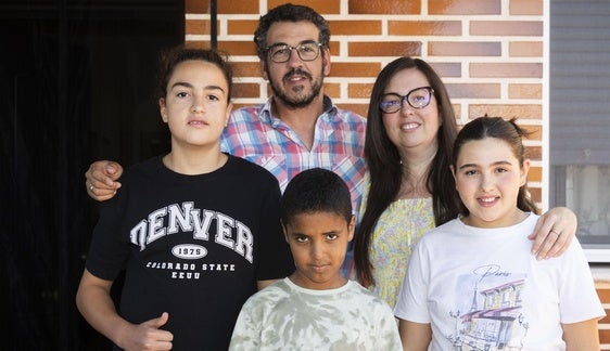 La familia Calvo Martín se convierten en hogar de acogida durante este verano para Azdin, niño llegado de los campamentos saharauis gracias al programa Vacaciones en Paz.