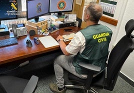 Un Guardia Civil investiga delitos tecnológicos.
