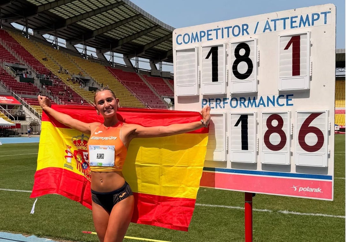 Aitana Alonso celebra junto a su nuevo récord en Skopje.
