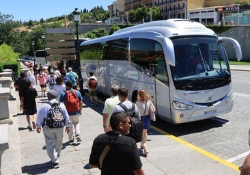 La asociación de guías apoya cobrar a los autobuses: «Muchos vienen, ven y se van sin gastar»