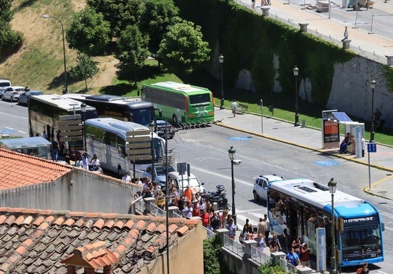 Autobuses de turistas en la parte alta de la avenida Vía Roma.