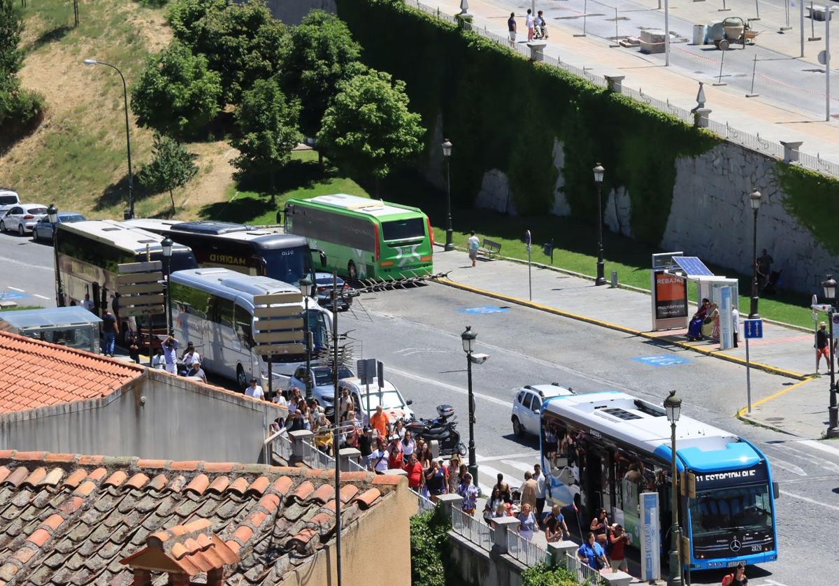 Autobuses de turistas en la parte alta de la avenida Vía Roma.