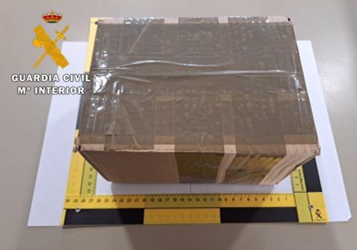 El paquete intervenido que contenía la droga.