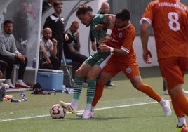 Marc Tenas, durante un partido con el Cornellà.