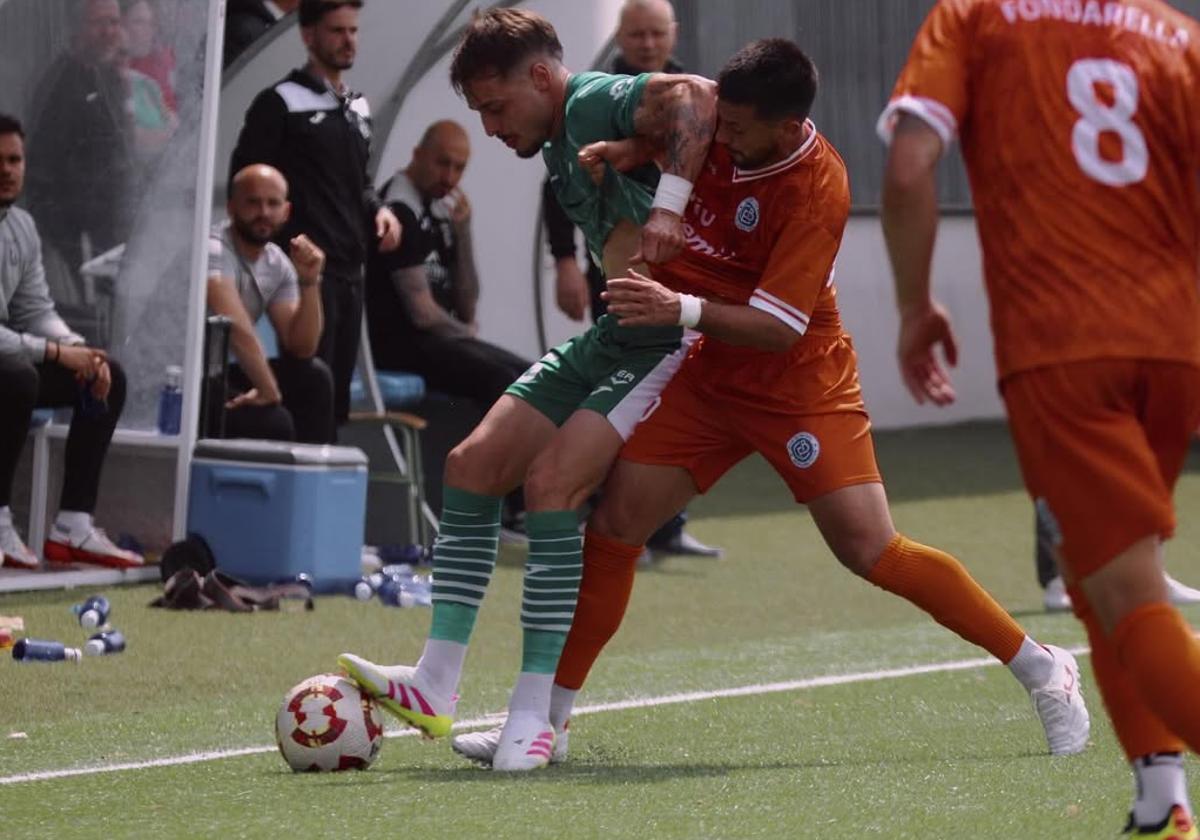 Marc Tenas, durante un partido con el Cornellà.