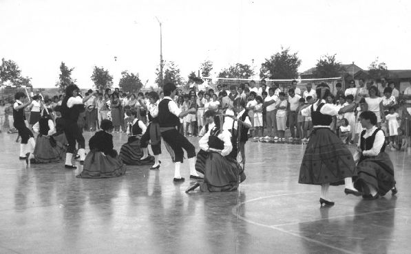 Actuación de danzas regionales.