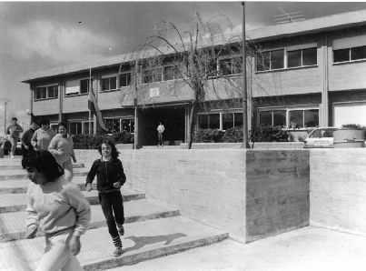 Una fotografía de las Escuelas de Villabrágima en abril de 1985,