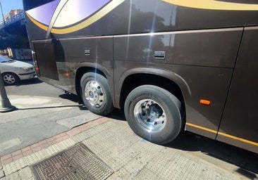 Un mordisco a la acera de la calle Recondo para que giren los autobuses