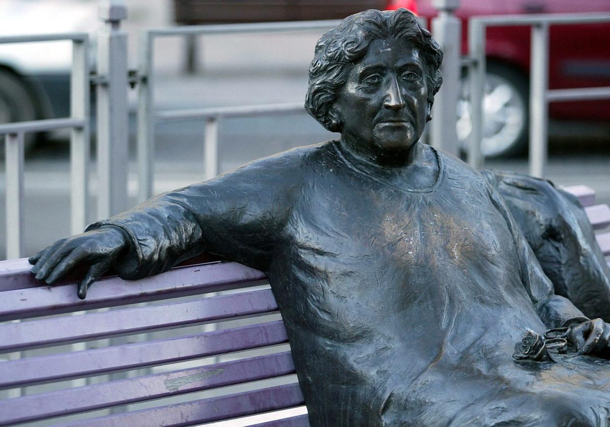 Estatua de Rosa Chacel en Poniente.