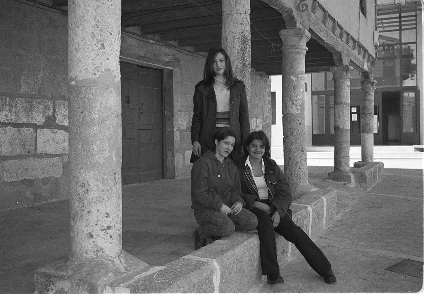 Reina y doncellas de las fiestas de Villabrágima en el año 1999.