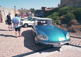 Concentración de coches clásicos en Fuentes de Valdepero.