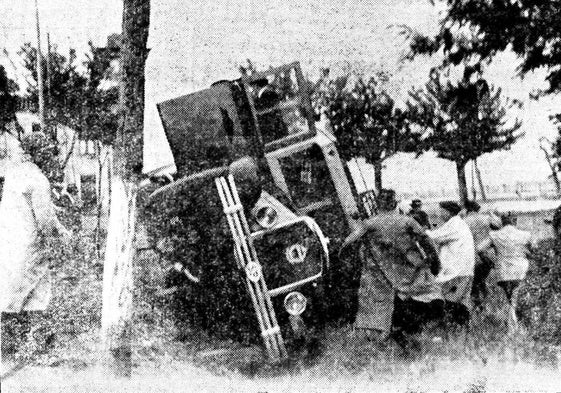 El autocar de los excursionistas volcado a la entrada de Zamora.