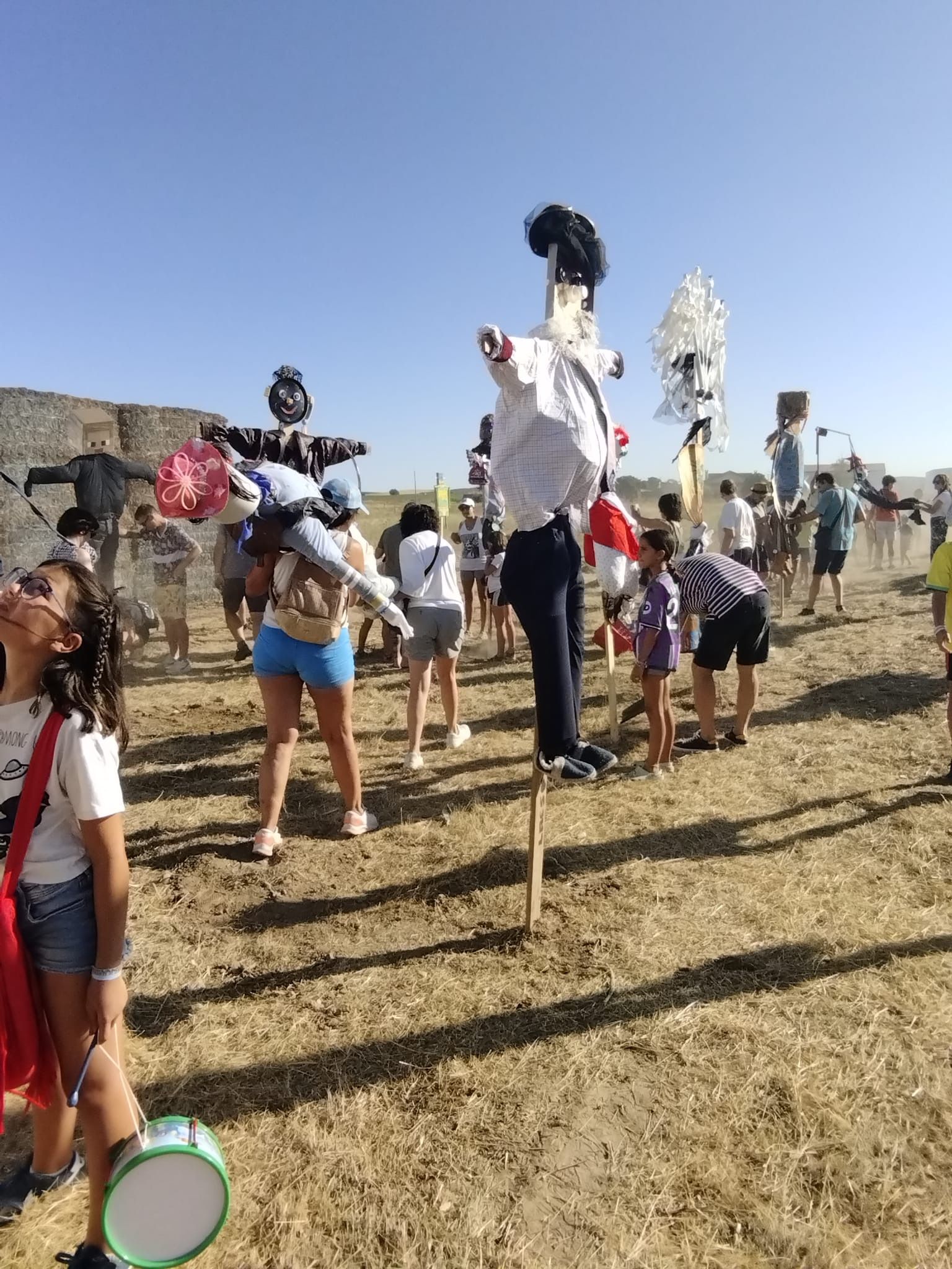 El Día de los Espantapájaros de Serrada, en imágenes