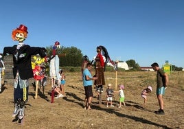 Algunos de los espantapájaros realizados en Serrada.