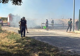 Vecinos observan las tareas de extinción del incendio de Brieva.